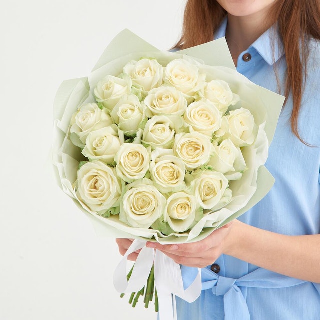 19 white roses