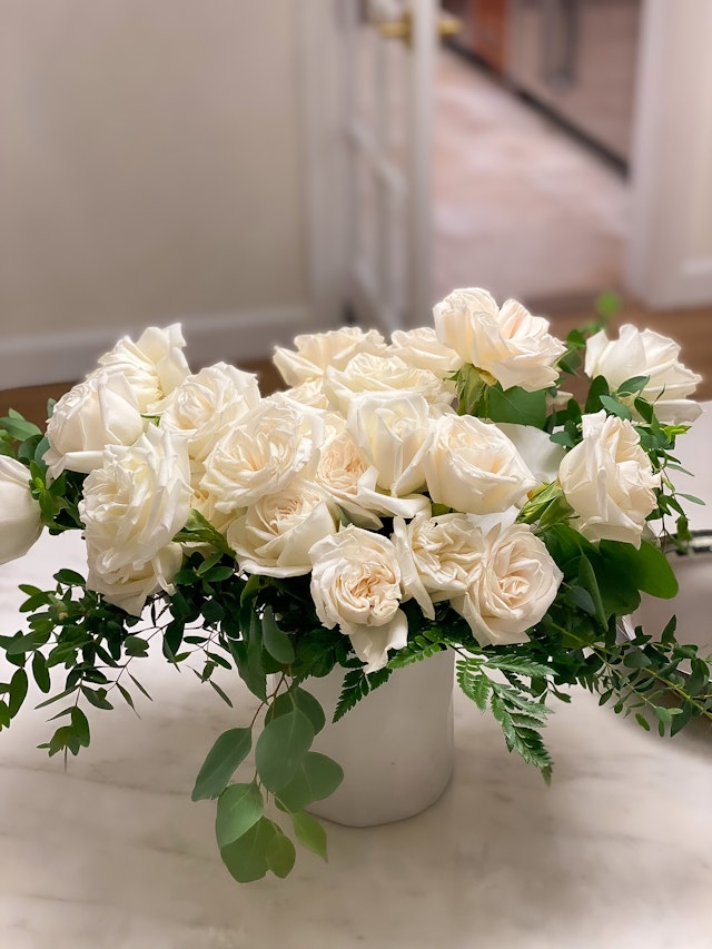 12White roses in vase