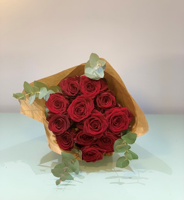 12 Romantic Red Roses