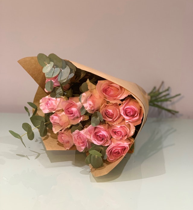 12 Pretty Pink Roses